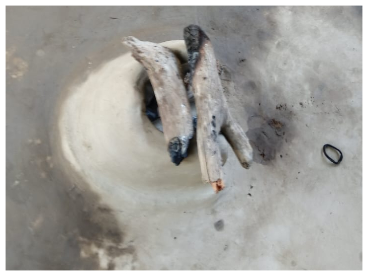 दो लोगों की मौत के बाद गांव में चूल्हे नहीं जले हैं।