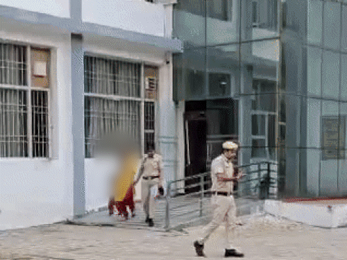 कोर्ट में पेश करने के बाद महिला को लेकर जाती पुलिस कर्मचारी। महिला के साथ उसकी दूसरी बेटी भी है। - Dainik Bhaskar