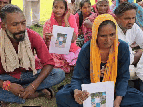 जिला सचिवालय में धरने पर बैठा परिवार।