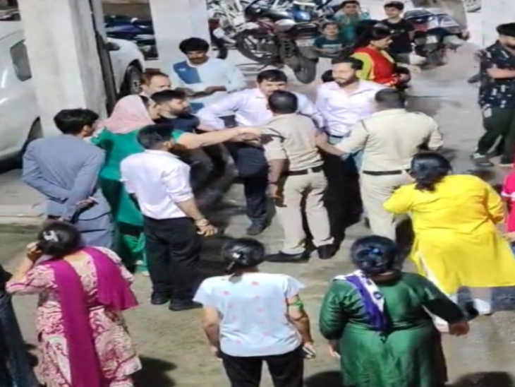मामले में पुलिस अब कॉलोनी के लोगों से पूछताछ कर रही है।