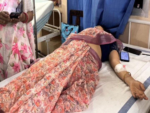 डिप्टी सीएम विजय शर्मा के घर के बाहर अनुकंपा नियुक्ति की मांग कर रही महिला ने फिनाइल पी लिया।    - Dainik Bhaskar