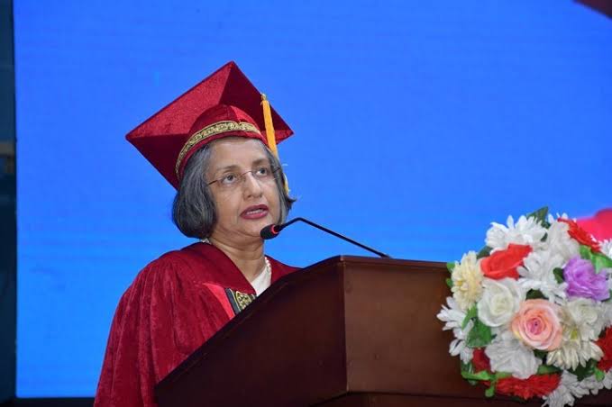 तस्वीर में रानिल विक्रमसिंघे की पत्नी प्रोफेसर मैत्री विक्रमसिंघे की है। इसे 2023 के दीक्षांत कार्यक्रम के दौरान खींचा गया था।