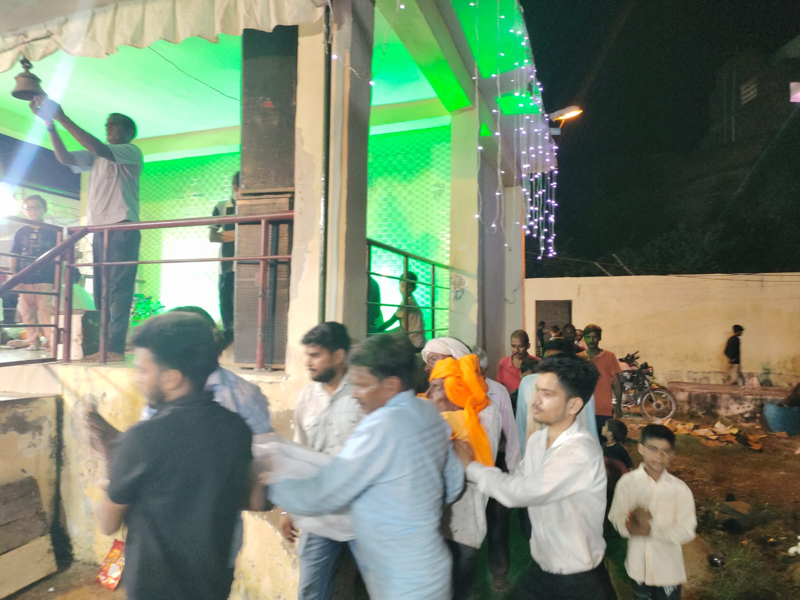 सर्पदंश का बंध कटवाने से पहले बाबा हीरामन की परिक्रमा देते लोग।