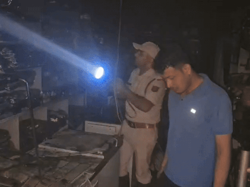 आग की सूचना पर आसपास के लोग मौके पर इकट्ठा हो गए।