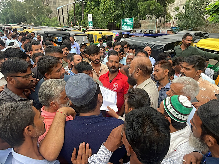 यूनियन से जुड़े सभी ऑटो ड्राइवर अग्निशमन विभाग के बाहर इकट्ठा हुए और रैली निकालते हुए कलेक्ट्रेट पर पहुंचे और यहां विरोध किया गया।