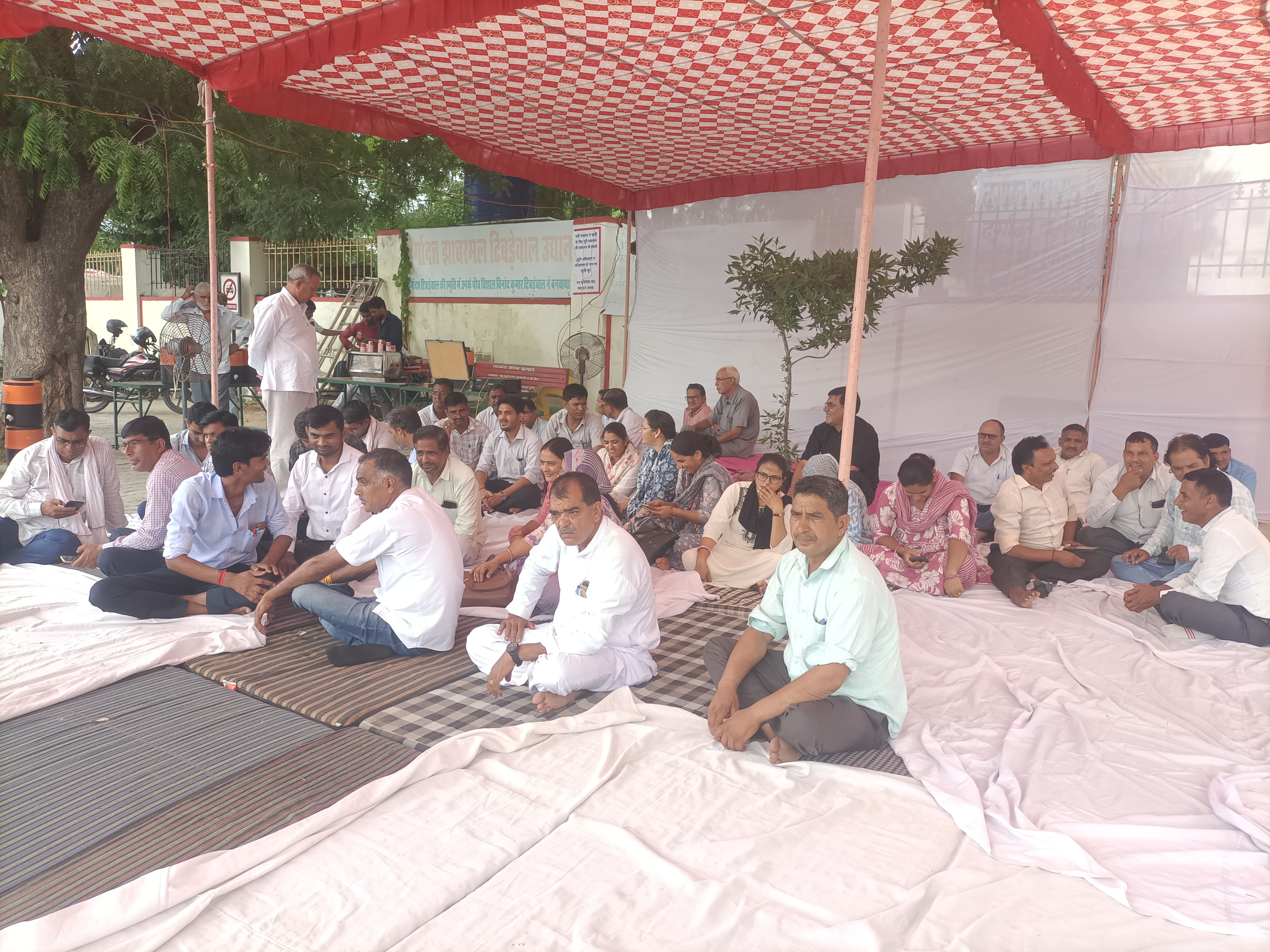 कलेक्ट्रेट पर राजस्व कर्मियों का अनिश्चितकालीन धरना जारी है।