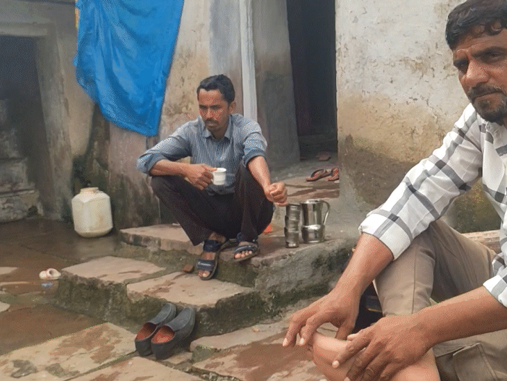 रज्जाक की गिरफ्तारी के बाद से परिवार परेशान हैं।