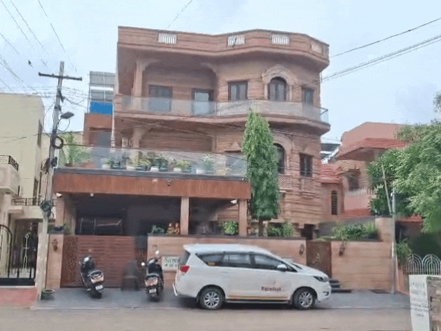 ईडी की टीम सुबह से कैसीनो व्यापारी के घर पर सर्च कर रही है।