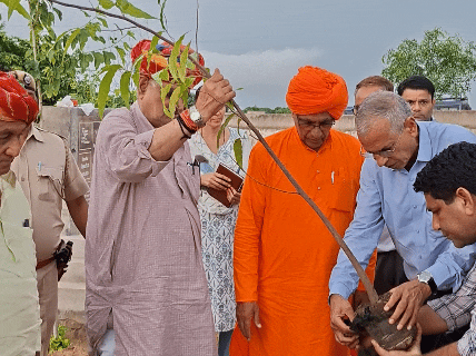 कार्यक्रम के बाद UDH मंत्री झाबर सिंह खर्रा ने पौधरोपण किया।