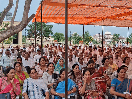 कार्यक्रम में मौजूद लोग,मंत्री झाबर सिंह के अलावा सीकर विधायक राजेंद्र पारीक सहित कई जनप्रतिनिधि मौजूद रहे।