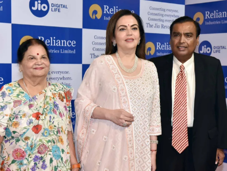 कोकिलाबेन अपने बड़े बेटे मुकेश अंबानी और उनके परिवार के साथ एंटीलिया में रहती हैं।