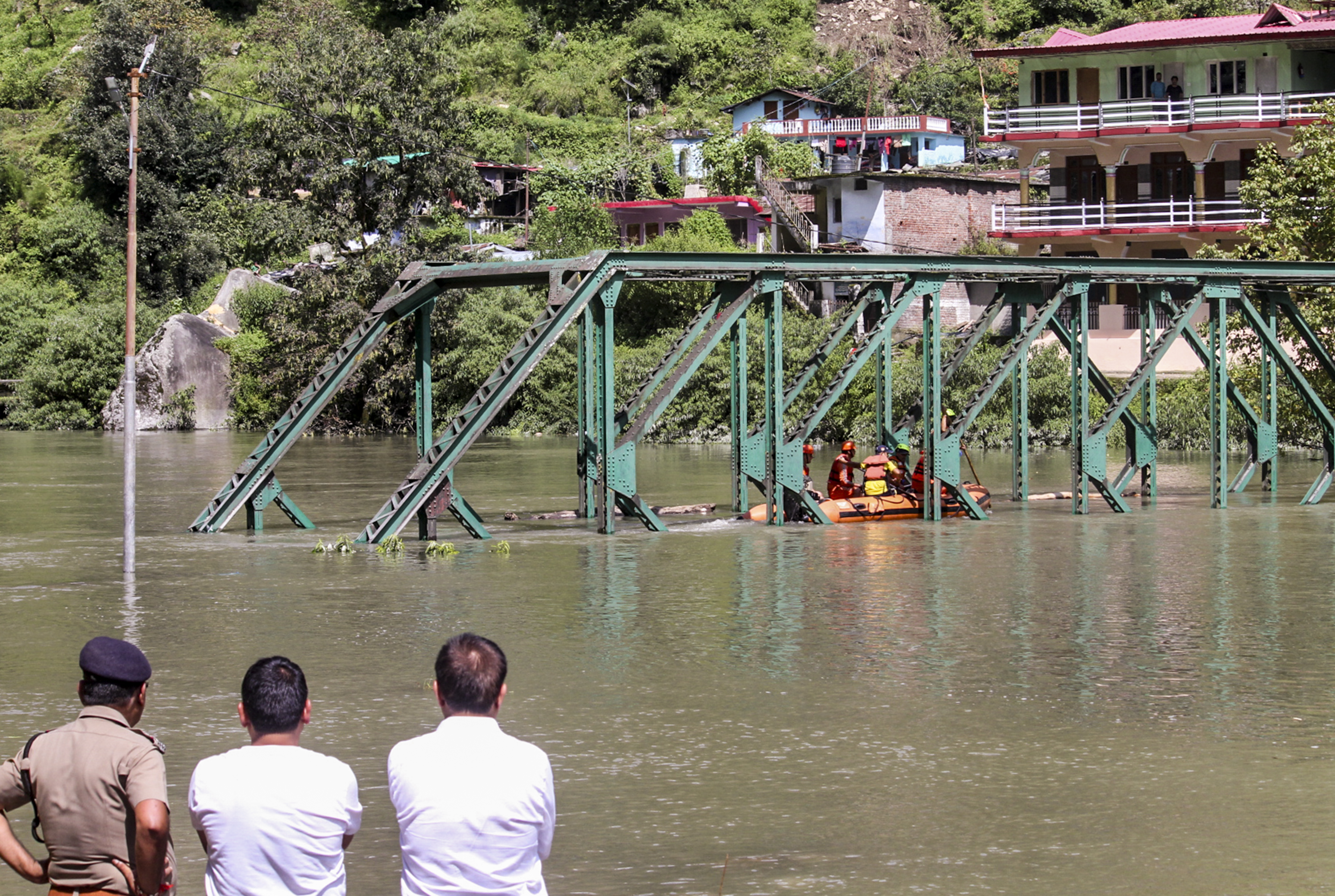 उत्तरकाशी के स्यानाचट्टी में बनी आर्टिफिशियल झील में शुक्रवार को पानी भर गया। इसे कम करने के लिए NDRF, SDRF समेत कई टीमें काम कर रही हैं।