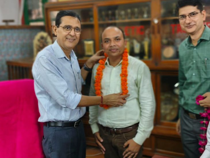 भौतिक शास्त्र विभाग में सहायक आचार्य के पद पर कार्यरत डॉ. दिनेश कुमार को कॉलेज का नया वाइस प्रिंसिपल नियुक्त किया गया है। - Dainik Bhaskar