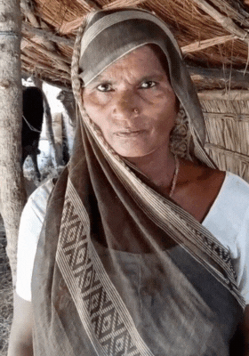 ये गांव की रहने वाली गोदावरी हैं। इनके घर के बाहर ही आटा चक्की खड़ी की गई थी।