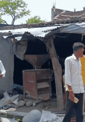 यह उपदेश की आटा चक्की है, यहीं पर वह गेहूं पिसाई करते थे। दो दिन पहले ही नई चक्की लेकर आए थे।