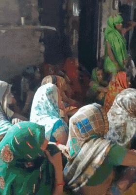 दो लोगों की मौत के बाद महिलाओं का रो-रोकर बुरा हाल है।
