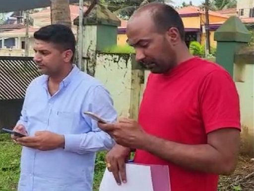 गोवा में सोनाली फोगाट की बॉडी लेने पहुंचे उसके भाई रिंकू ढाका (शर्ट में) और जीजा अमन पूनिया (लाल टीशर्ट में)। -फाइल फोटो