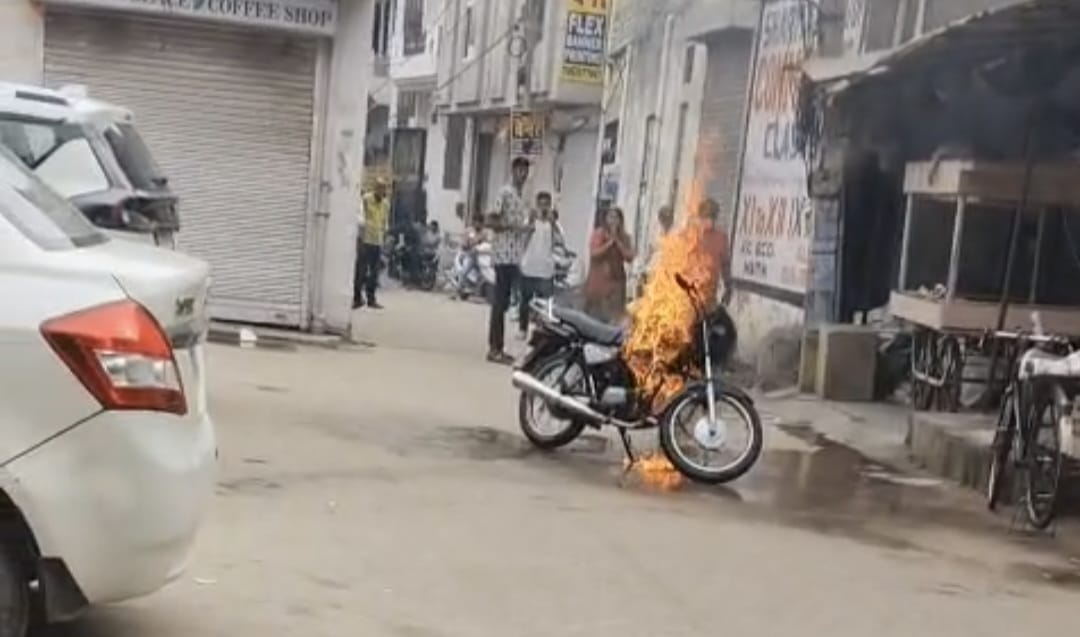 सोडाला में एकाएक चलती बाइक में लगी आग