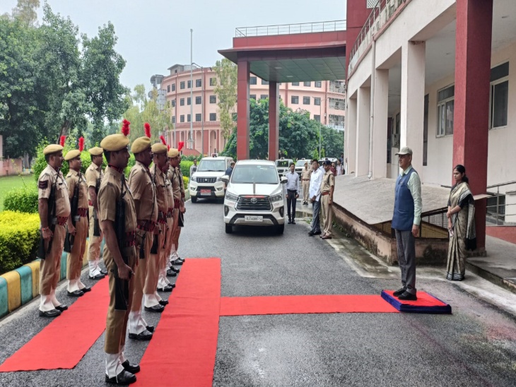 मिनी सचिवालय पहुंचने पर मुख्य सचिव को गार्ड ऑफ ऑनर दिया गया।