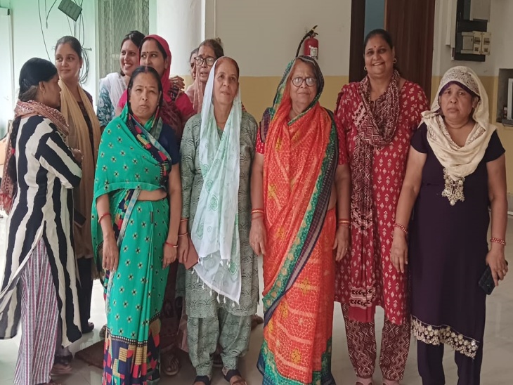 अलवर शहर की ये महिलाए पानी की समस्या लेकर पहुंची। सबने कहा कि बारिश के दिनों में भी पेयजल संकट बना हुआ है।