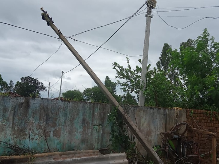 पुराने पोल को हटाने के दौरान हुआ हादसा