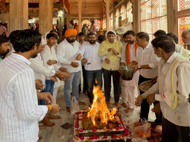 भर्तृहरि मंदिर में प्रदेश सरकार के लिए सद्बुद्धि यज्ञ करते हुए