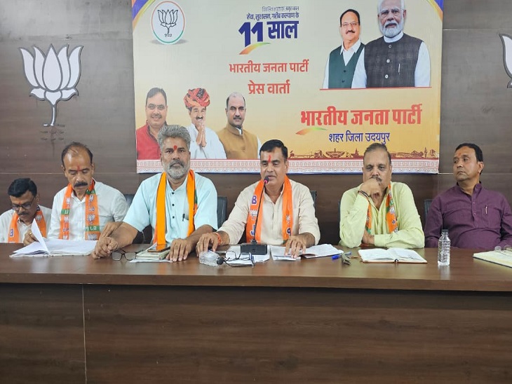 भाजपा की नई टीम को संबोधित करते शहर जिलाध्यक्ष गजपाल सिंह राठौड़।
