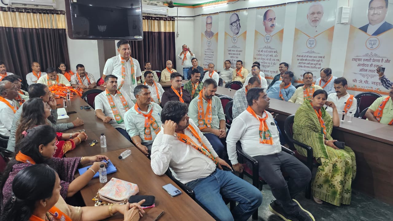 भाजपा की बैठक में मौजूद नई टीम
