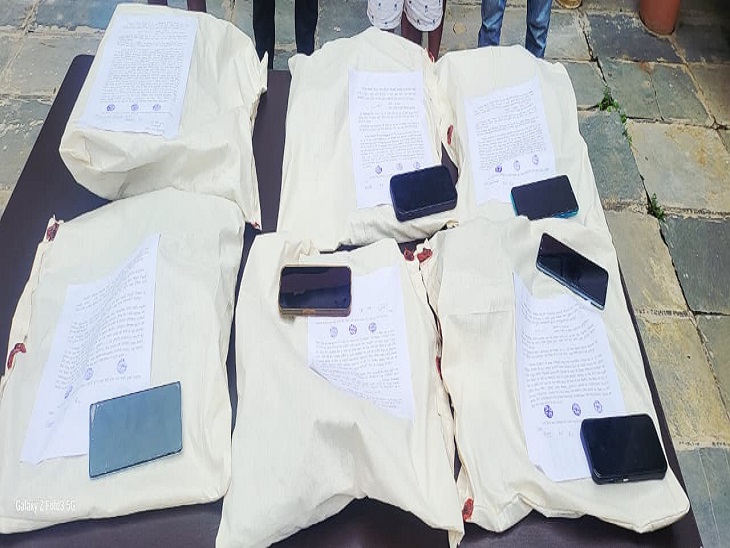 इनसे 6 लेपटॉप, 10 मोबाइल, 5 हेडफोन और अन्य इलेक्ट्रॉनिक उपकरण जब्त किए हैं।