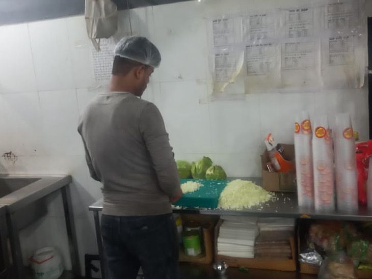 कई अनियमितताएं पाई जाने पर संचालक को नोटिस थमाया है।