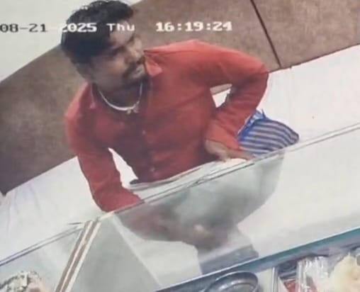 यह युवक चोरी करते हुए सीसीटीवी में कैद हुआ।