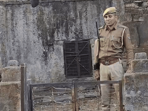 धर्मस्थल पर 48 साल से पुलिस का पहरा है। ताले की चाबी मांडल थाने में जमा है।