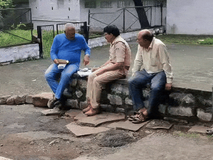 शुक्रवार दोपहर को पीएम के बाद शव परिजनों को सौंप दिया गया है।