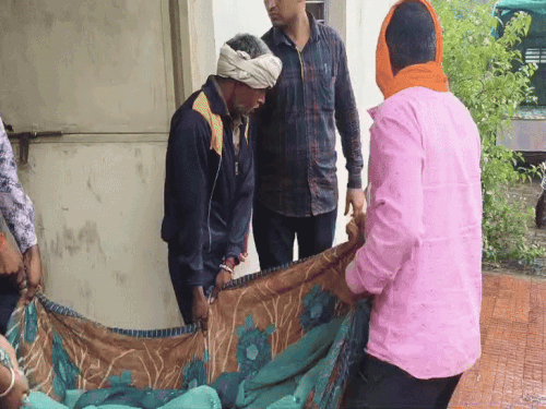 पोस्टमॉर्टम के बाद शव ले जाते परिजन।
