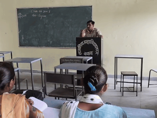 भरतपुर जिले के बयाना में स्थित राजकीय महाविद्यालय में सवाई सिंह गुर्जर 3 साल से असिस्टेंट प्रोफेसर है।