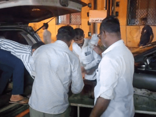घायल युवक को बाड़मेर के जिला अस्पताल पहुंचाया गया।