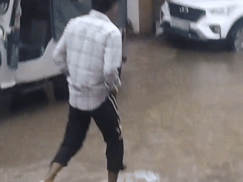 लोगों को आने जाने में दिक्कतों का सामना करना पड़ा।