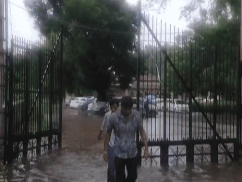 बारिश से गवर्मेंट कॉलेज गेट पर पानी भरा हुआ है।