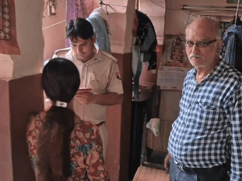 दरगाह थाना पुलिस मौके पर पहुंच गई। पुलिस ने मौका मुआयना कर टीचर की शिकायत पर जांच शुरू कर दी है।