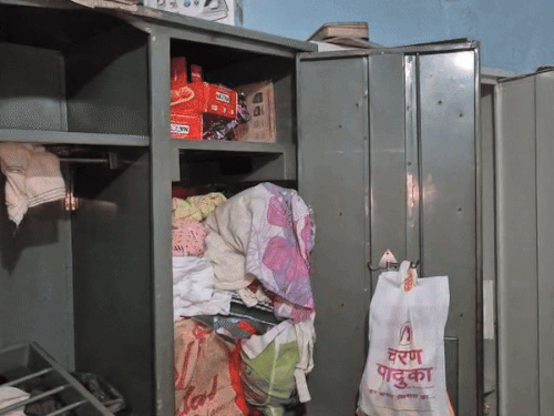 अलमारी के ताले तोड़कर सामान अस्त-व्यस्त करते हुए 10 लाख रुपए की ज्वेलरी लेकर फरार हो गए।