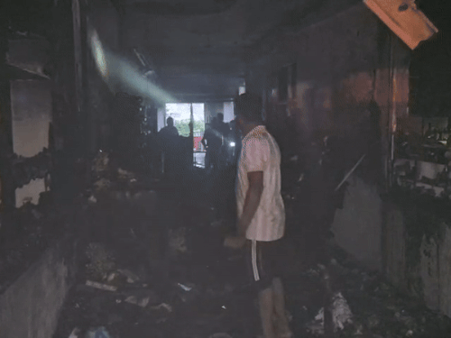 कायड़ रोड स्थित चौधरी मार्केट में बनी दुकानों में अल सुबह भीषण आग लग गई।