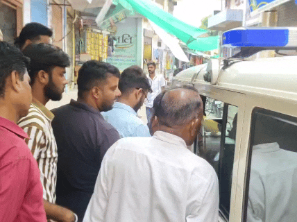 मुकदमा दर्ज होने के बाद आज पुलिस फैंसी स्टोर भी पहुंची और जानकारी ली।