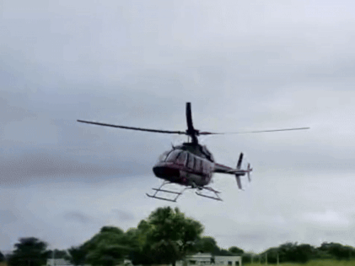 हेलीपैड पर लैंड करता हुआ कुमार विश्वास का हेलीकॉप्टर।