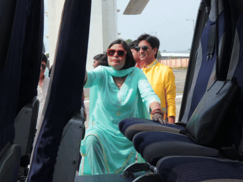 कुमार विश्वास की पत्नी हेलीकॉप्टर पर चढ़ते हुए।
