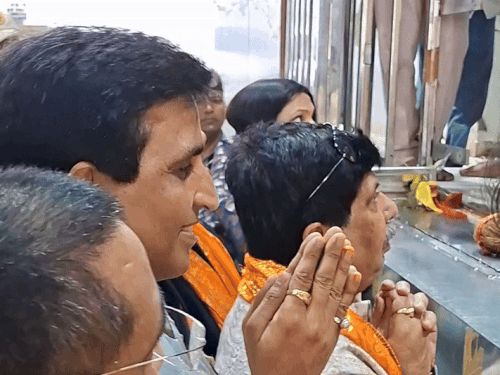 खाटूश्यामजी में बाबा श्याम के दर्शन करते हुए कुमार विश्वास।