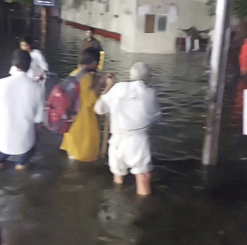 वाराणसी में भारी बारिश के बाद BHU अस्पताल परिसर में शनिवार को 3 फीट तक पानी भर गया।