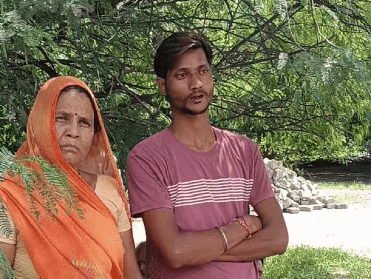 बेटे रोहित के साथ बेटी पूजा के शव का पोस्टमॉर्टम कराने पहुंची मां मालती देवी
