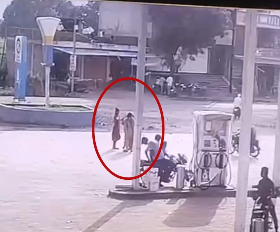 युवतियां एक पेट्रोल पंप पर दिखाई दी थीं।