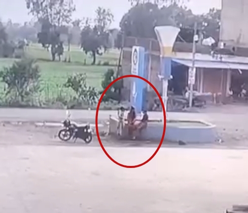 युवतियां पेट्रोल पंप के सीसीटीवी पर कुछ देर बैठीं दिखीं।