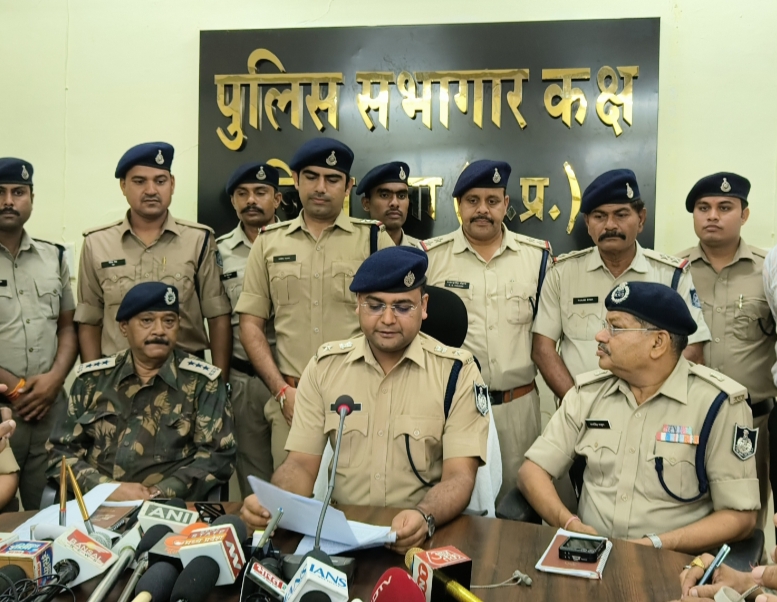 मामले का खुलासा करते SP अंकित सोनी।